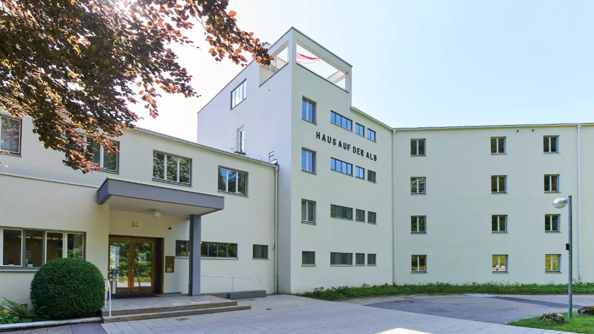 Haus auf der Alb: Vorderansicht mit Haupteingang I Foto: Steffen Roller