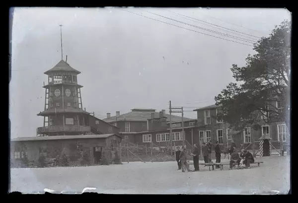 Ansicht des Exerzierhofes des Kriegsgefangenenlagers mit Wachturm in Cottbus-Merzdorf: Foto: Deutsche digitale Bibliothek, CC BY-SA-NC