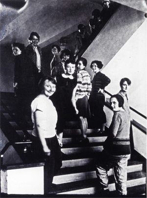 Die Webereiklasse (1927/28) auf der Bauhaustreppe. Foto: T. Lux Feininger, Wikipedia, gemeinfrei