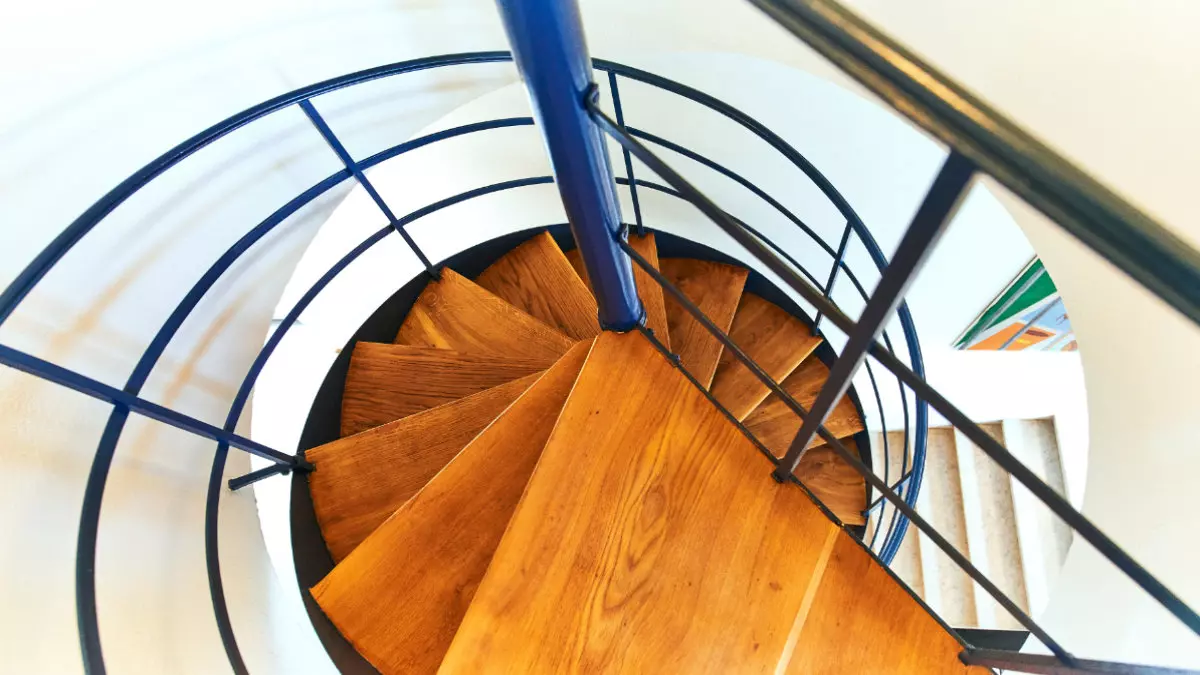 Spindeltreppe ins Turmzimmer – Bauhausarchitektur erleben I Foto: Steffen Roller