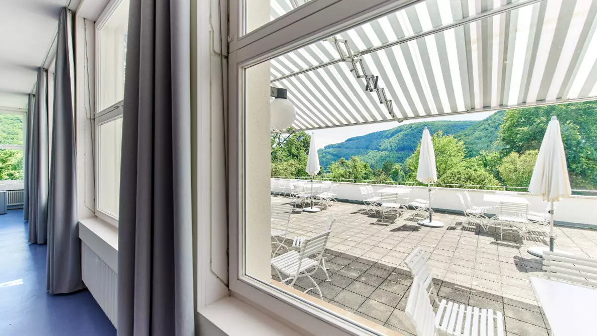 Haus auf der Alb: Blick vom Foyer auf die Sonnenterrasse I Bild: Stefan Roller