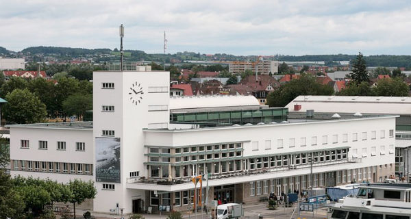 Das Gebäude des Zeppelinmuseum Friedrichshafen am Hafen (ehemaliges Empfangegebäude). Foto: Rizzo, Wikipedia, GNU Free Documentation License