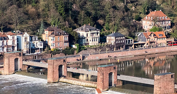 Neckar-Staustufe Heidelberg. Foto: © Alexander Hoernigk / CC BY-SA 4.0 (via Wikimedia Commons) Neckar-Staustufe Heidelberg. Foto: © Alexander Hoernigk / CC BY-SA 4.0 (via Wikimedia Commons)