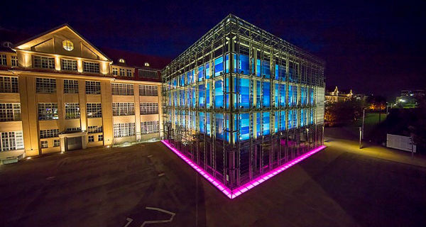 Zentrum für Kunst und Medien Karlsruhe bei Nacht, Foto: Achim Mende, ZKM Karlsruhe, CC BY-SA 4.0 Zentrum für Kunst und Medien Karlsruhe bei Nacht, Foto: Achim Mende, ZKM Karlsruhe, CC BY-SA 4.0