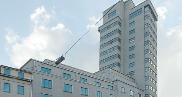 Geschäftshäuser des ehemaligen Neuen Tagblatts mit Tagblatt-Turm. Foto: Zinnmann, Wikimedia, CC BY-SA 4.0 Geschäftshäuser des ehemaligen Neuen Tagblatts mit Tagblatt-Turm. Foto: Zinnmann, Wikimedia, CC BY-SA 4.0