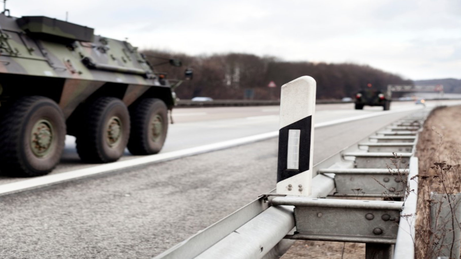 Convoy of military vehicles on german autobahn / Quelle: | ollo | CanvaPro Convoy of military vehicles on german autobahn